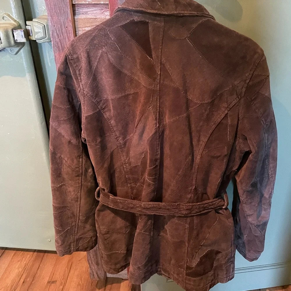 This is a suede jacket in used but great condition… made by leatherworks.. - Picture 2 of 2
